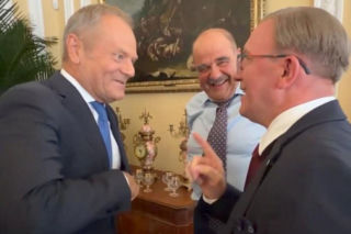 Cezary Żak zdradza kulisy Tuska na planie „Rancza”. Ujawnił, co premier robi po godzinach. Będziecie w szoku