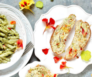 Pesto z liści i kwiatów nasturcji