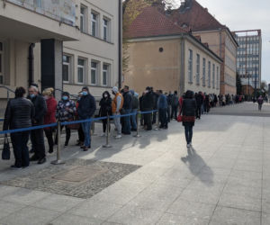 Ruszyła akcja Zaszczep się w majówkę. Ogromne kolejki do punktów [ZDJĘCIA]