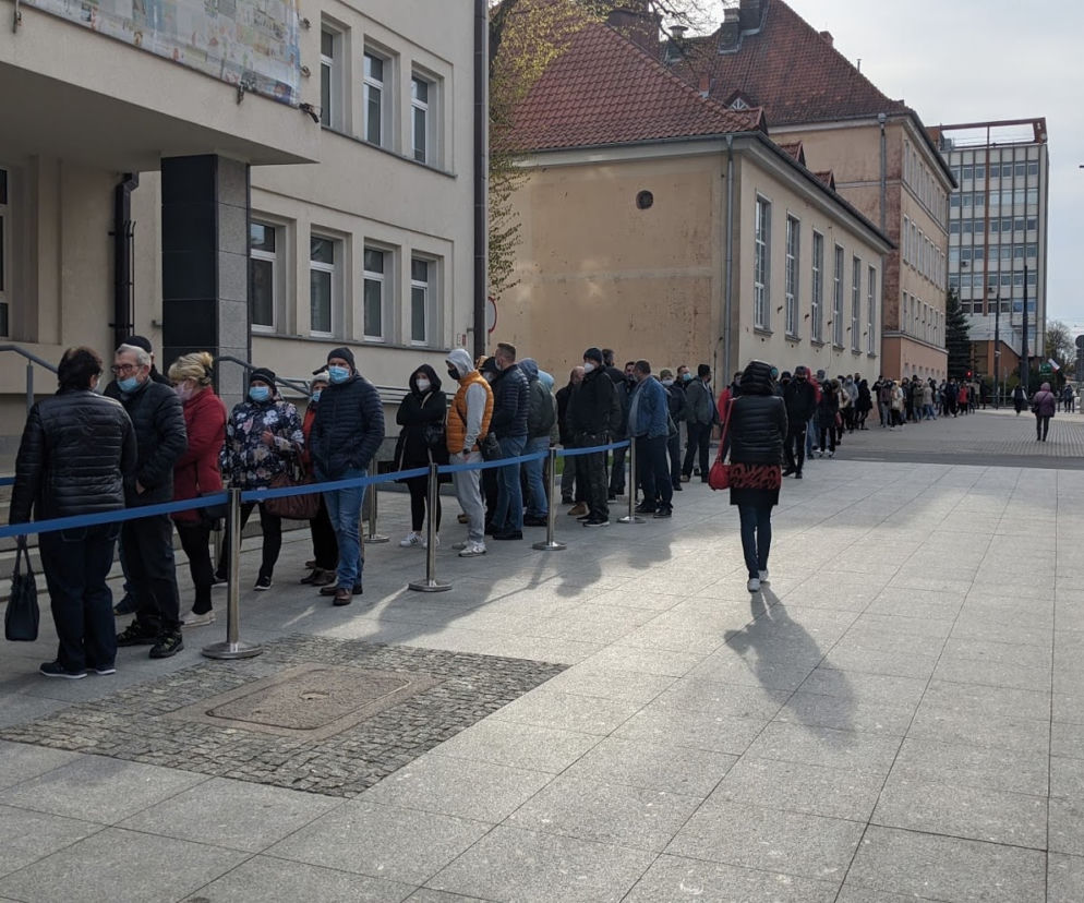 Ruszyła akcja Zaszczep się w majówkę. Ogromne kolejki do punktów [ZDJĘCIA]