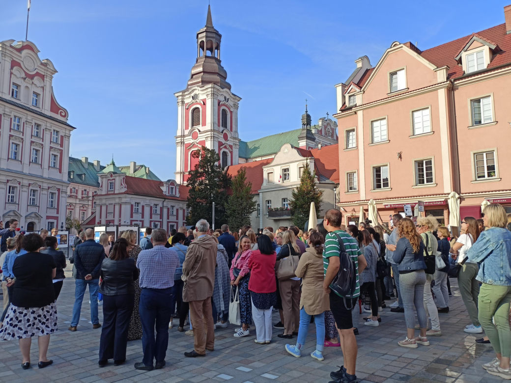 Pikieta urzędników poznańskich na Placu Kolegiackim