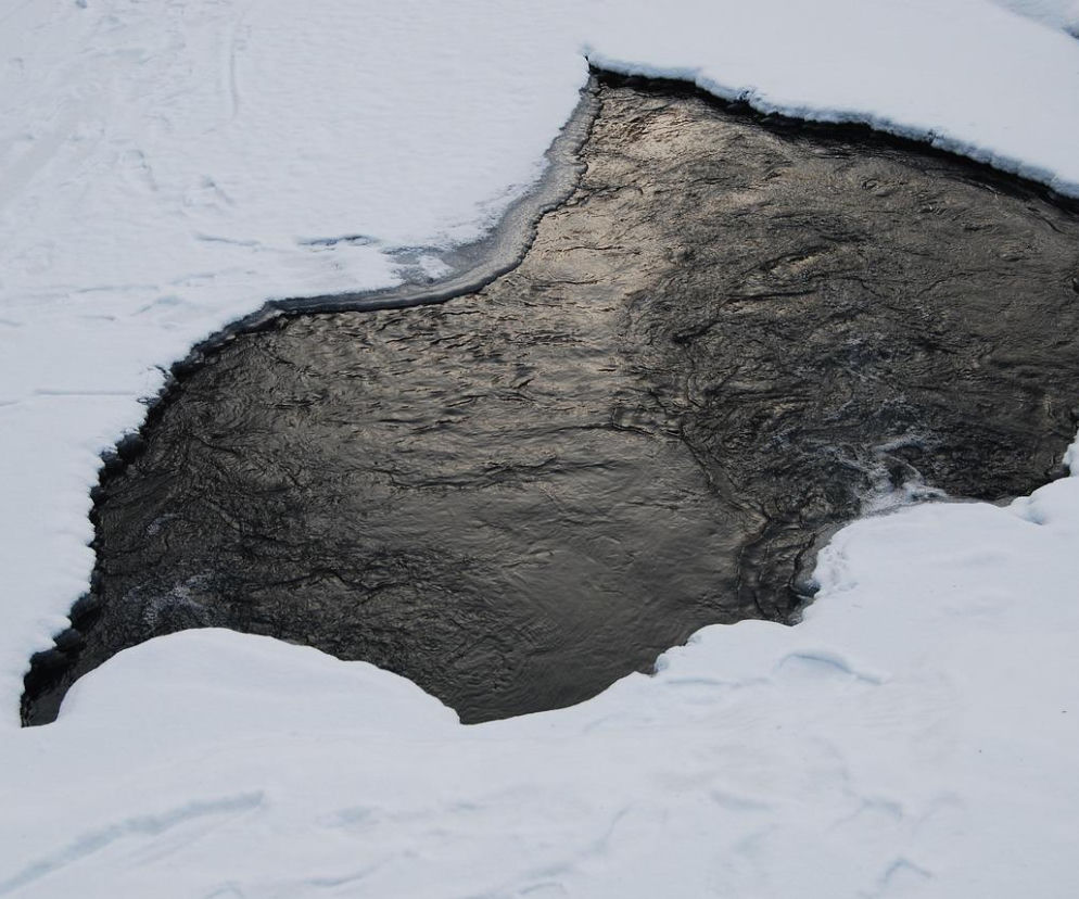 Kobieta wpadła do lodowatej wody, mąż próbował ją ratować. Z każdą sekundą oboje tracili siły