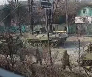 Pocisk uderzył w blok mieszkalny w Buczy pod Kijowem