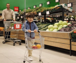 Sezon na świeże warzywa i owoce czas zacząć! Jak kupują i jedzą je Polacy? [OKIEM DIETETYKA]