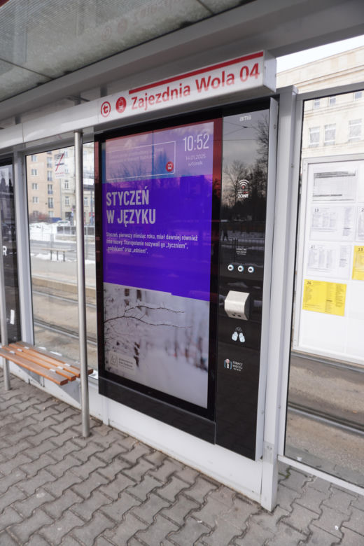 Nowoczesny przystanek Digital Citylighty na warszawskiej Woli