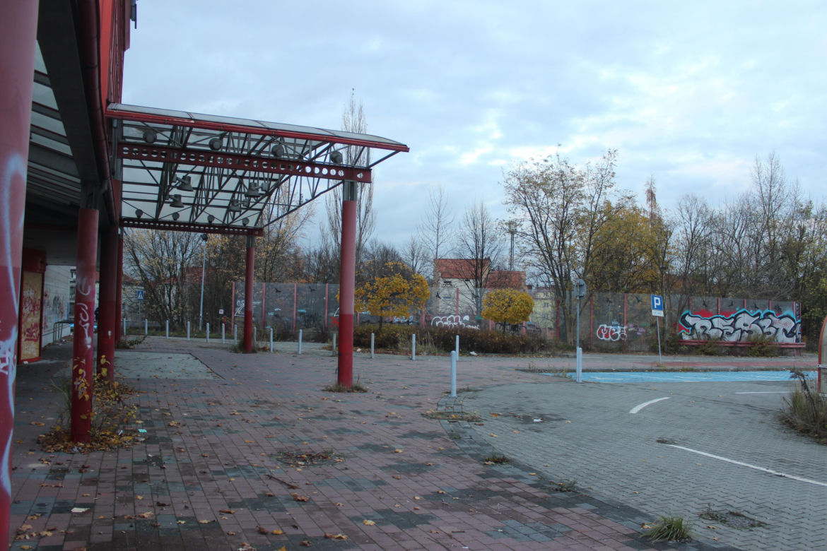 Dawny supermarket Auchan w Dąbrowie Górniczej już nie będzie straszył