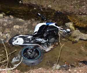Tragiczny wypadek w Króliku Polskim. Motocyklista uderzył w przepust i wpadł do rzeki [ZDJĘCIA]