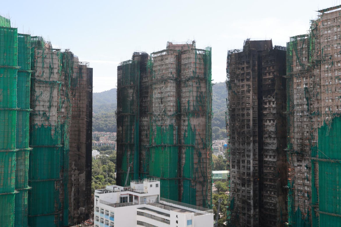 Hongkong pogrążony w żałobie po tragicznym pożarze wieżowców. Liczba ofiar wzrosła do 146