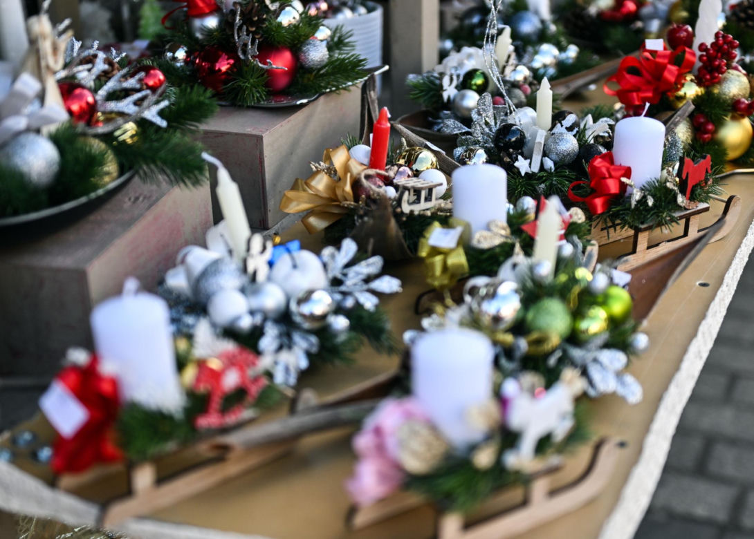Tłumy na jarmarku bożonarodzeniowym w Krakowie