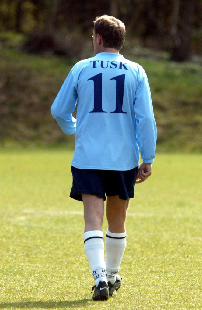 Donald Tusk gra w piłkę