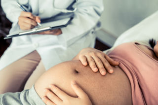 Paznokcie do porodu, tatuaż, soczewki kontaktowe - co przeszkadza w porodzie?