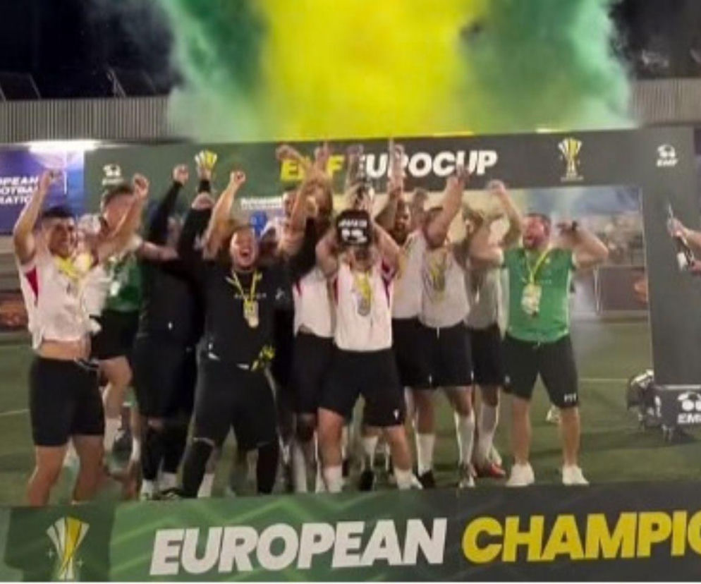 Cieszący się piłkarze Aldach 442 Sport Pub Szczekociny po wygranej w EMF EuroCup. O sukcesie przeczytasz na SE Supersport.