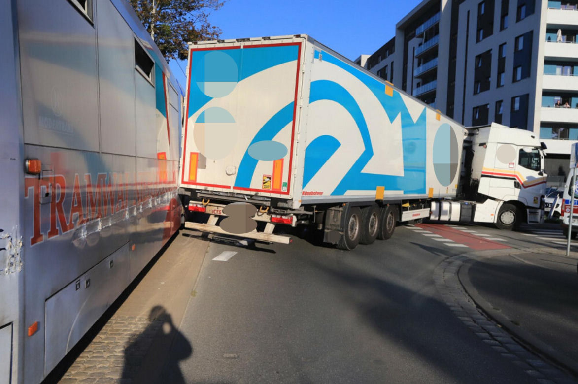 Tir zderzył się z tramwajem we Wrocławiu. 47-latek wysiadł z ciężarówki i zmarł.