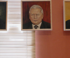 9. Portrety prezesa PiS na wystawie 35 twarzy Jarosława Kaczyńskiego