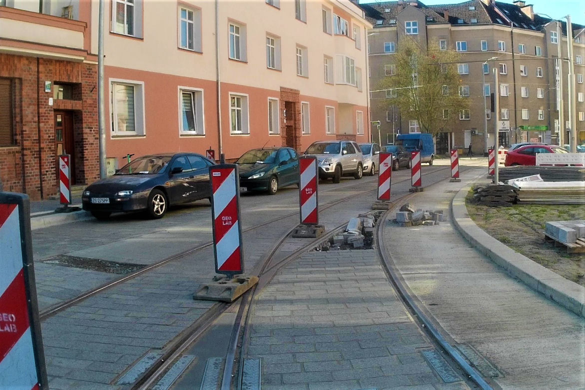 Dlaczego tramwaje jeżdżą tyłem? Niecodzienne manewry na szczecińskim Niebuszewie