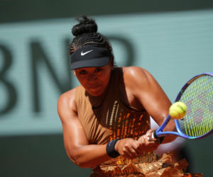 Naomi Osaka szokuje strojem na Roland Garros