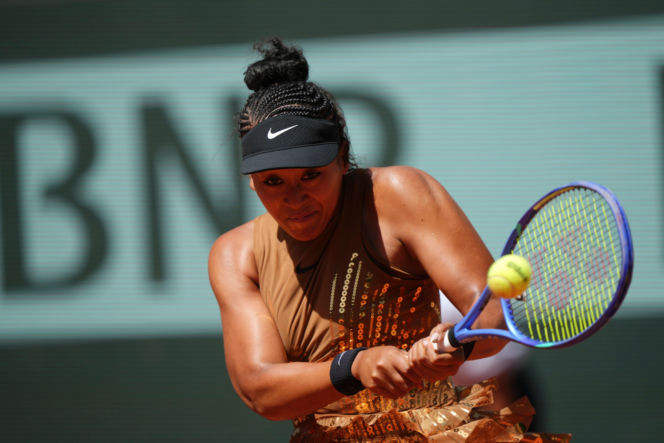 Naomi Osaka szokuje strojem na Roland Garros