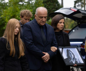 Pierwsza miłość: Stik ucieka z konwoju transportującego go do więzienia z pogrzebu Teresy... Marta i Emilka są w niebezpieczeństwie?