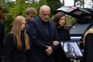 Pierwsza miłość: Stik ucieka z konwoju transportującego go do więzienia z pogrzebu Teresy... Marta i Emilka są w niebezpieczeństwie?