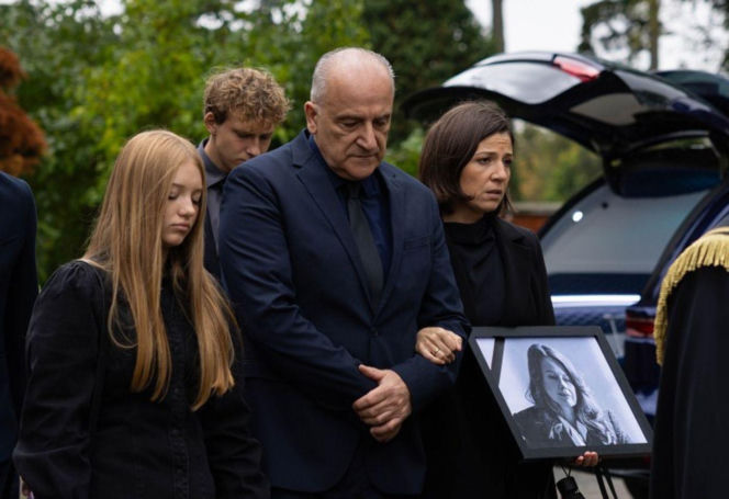 "Pierwsza miłość": Stik ucieka z konwoju transportującego go do więzienia z pogrzebu Teresy... Marta i Emilka są w niebezpieczeństwie?