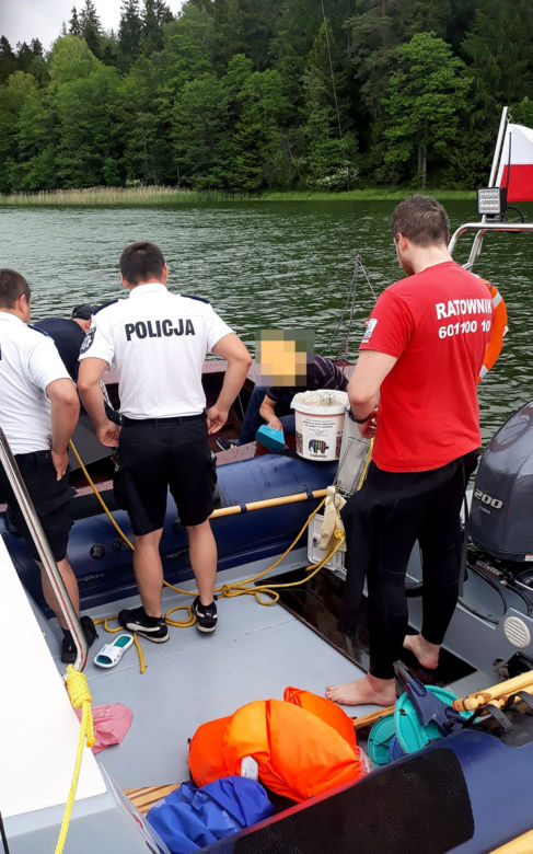Troje żeglarzy zaliczyło wywrotkę. Akcja ratunkowa na jez. Wigry