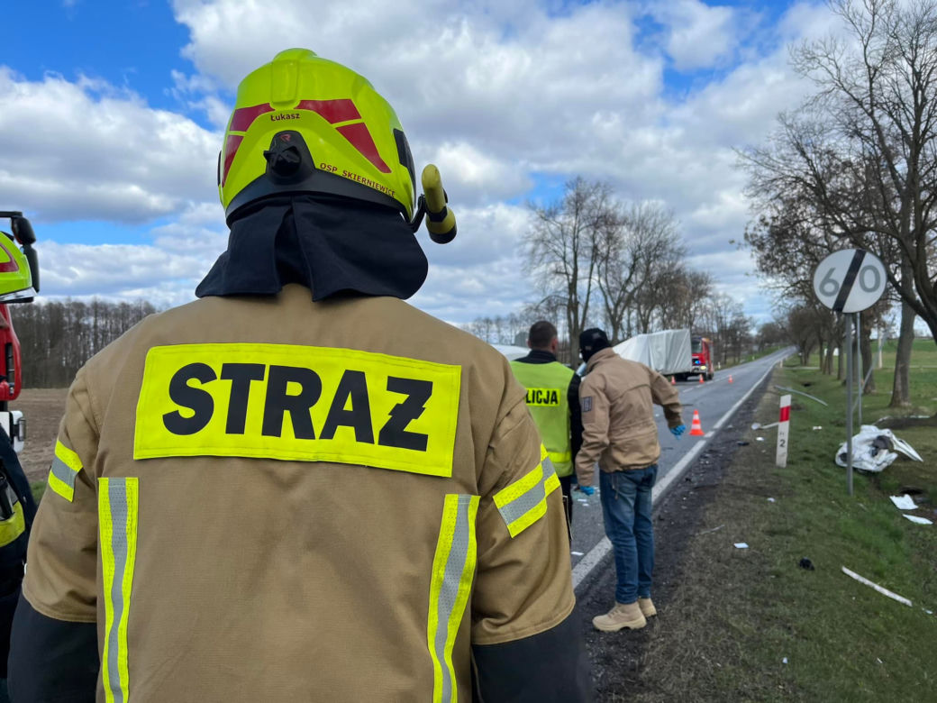 Śmiertelny wypadek pod Skierniewicami! 31-latek bez szans w zderzeniu z dostawczakiem [ZDJĘCIA]