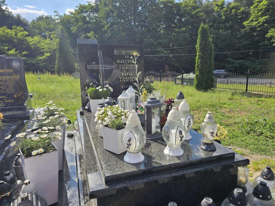 Tragiczny wypadek w Wylewie. Grób młodego siatkarza i jego rodzeństwa [GALERIA]