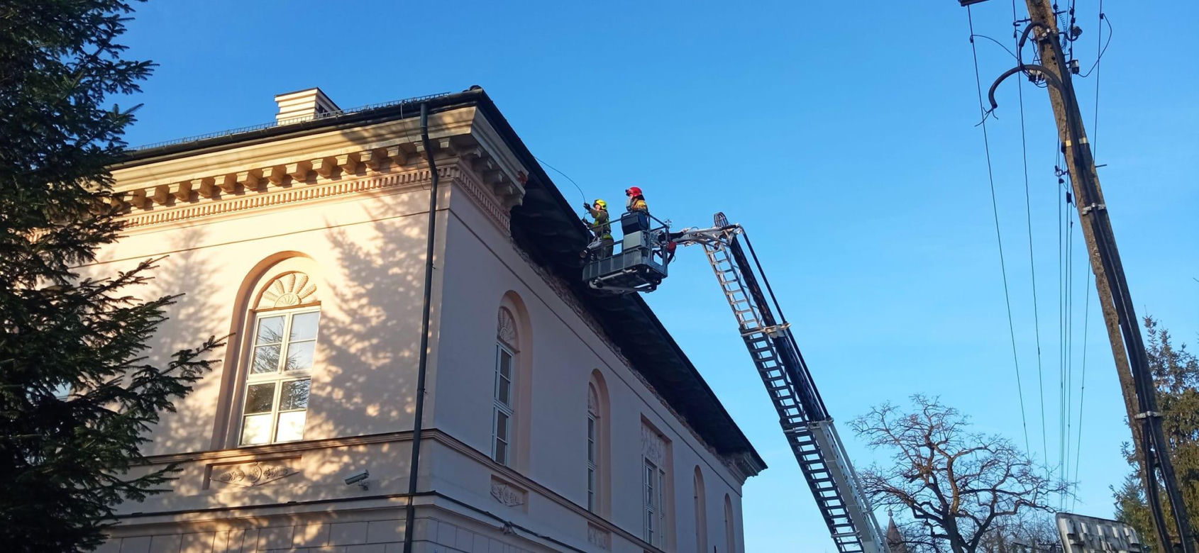 O krok od nieszczęścia w gminie Skawina. Gzyms odpadł od ścian zabytkowego dworu 