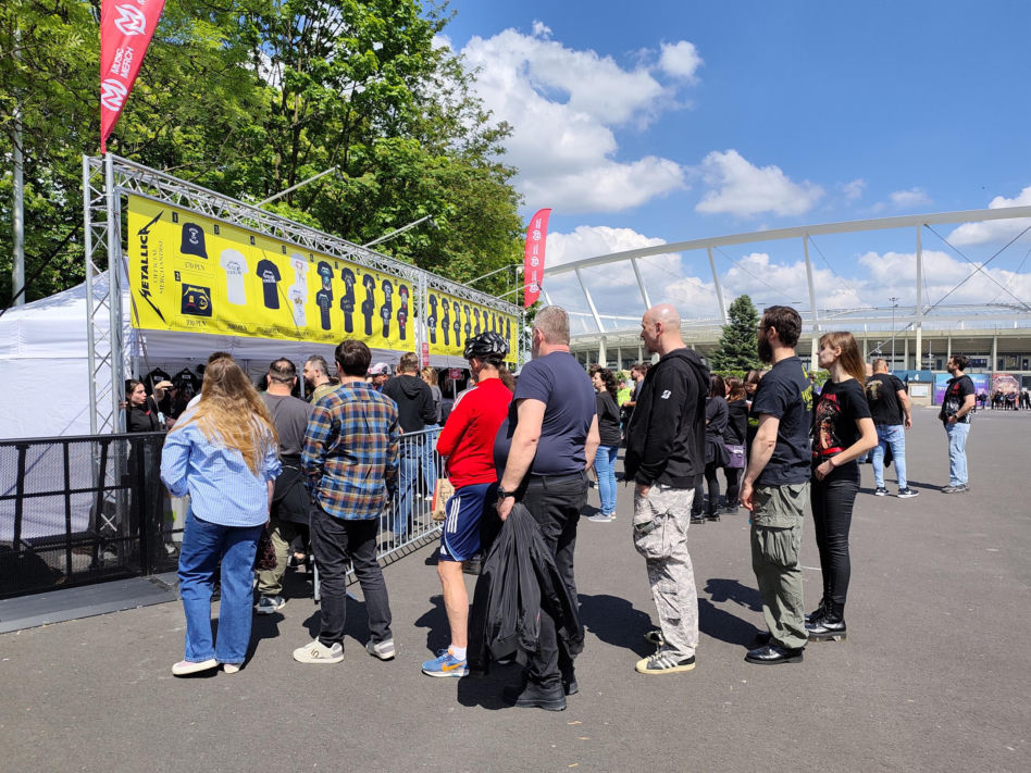 Długie kolejki i tłum fanów przed koncertem Metaliki
