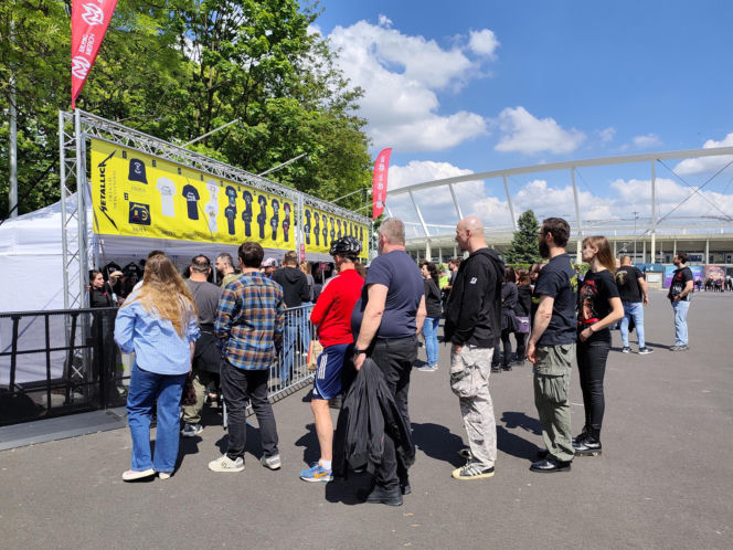 Długie kolejki i tłum fanów przed koncertem Metaliki