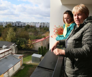Duszą się w mieszkaniach, dym nie daje im żyć. Mieszkańcy nowego osiedla na Targówku załamują ręce
