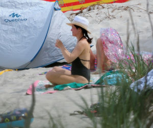 Kasia Cichopek z rodziną na plaży