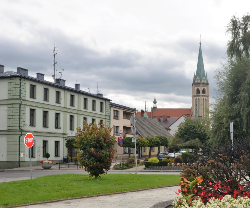 Rynek w Wilamowicach z widokiem na kamienice i wieżę kościoła. O historii tego miejsca przeczytasz na Eska Śląskie.