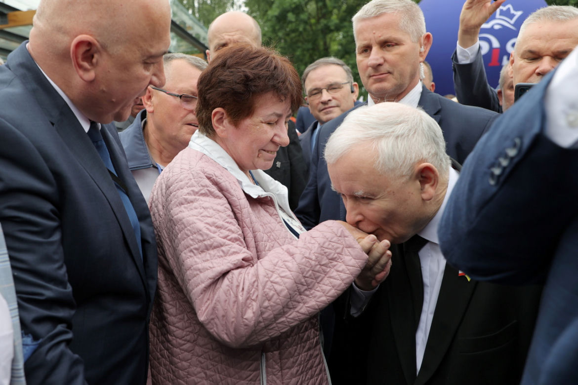 Tak całuje Kaczyński. Szarmanckie gesty prezesa PiS 