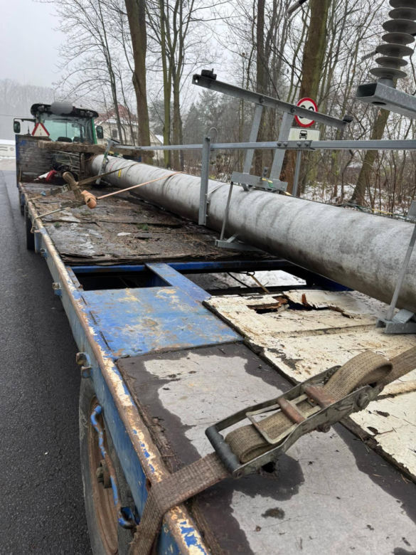 Ciągnik z naczepą, a na naczepie… nieoznakowany kilkumetrowy betonowy słup