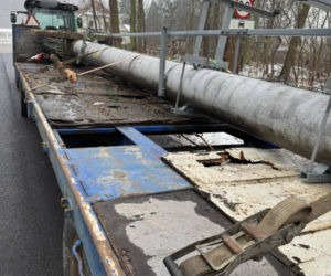 Ciągnik z naczepą, a na naczepie… nieoznakowany kilkumetrowy betonowy słup