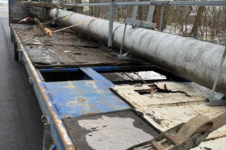 Ciągnik z naczepą, a na naczepie… nieoznakowany kilkumetrowy betonowy słup