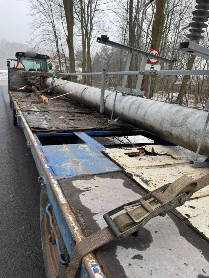 Ciągnik z naczepą, a na naczepie… nieoznakowany kilkumetrowy betonowy słup
