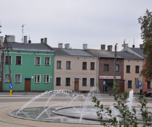 To miasto w woj. łódzkim kiedyś prawie się wyludniło. Dziś jest jednym z najciekawszych w regionie [GALERIA]