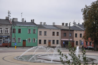 To miasto w woj. łódzkim kiedyś prawie się wyludniło. Dziś jest jednym z najciekawszych w regionie [GALERIA]