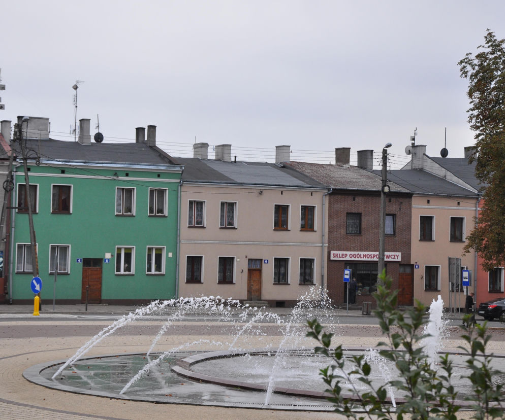 To miasto w woj. łódzkim kiedyś prawie się wyludniło. Dziś jest jednym z najciekawszych w regionie [GALERIA]