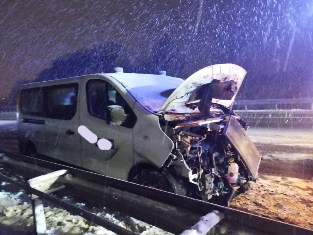 Wypadek na autostradzie A1. Bus uderzył w barierki