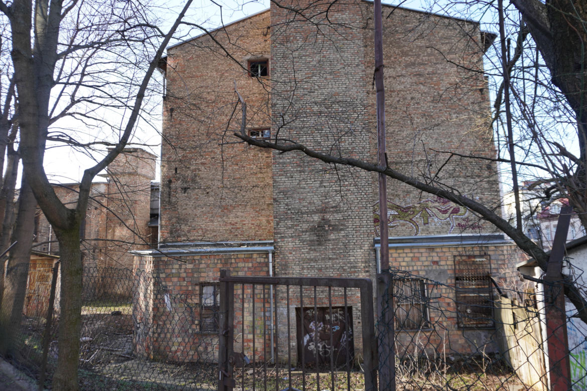 Opuszczona fabryka włókiennicza w Białymstoku. Niszczejące budynki niedaleko centrum miasta