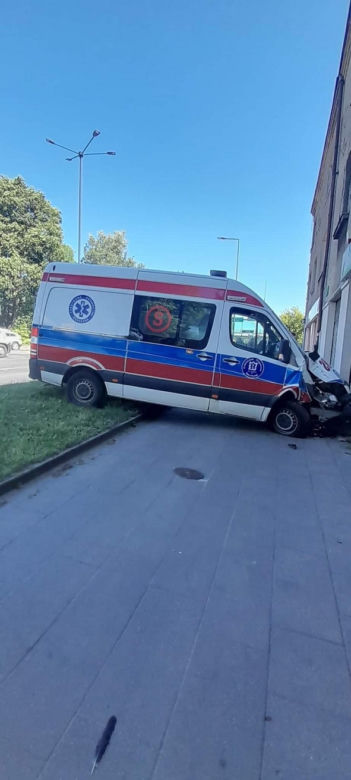 W centrum Krakowa karetka huknęła w witrynę sklepu. Co tam się stało!?