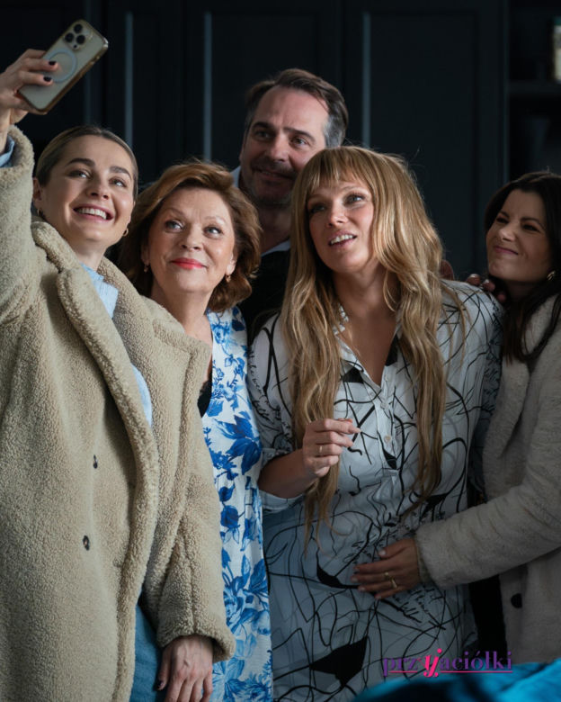 Przyjaciółki 23 sezon. Inga (Małgorzata Socha), Ela (Elżbieta Jarosik), Patrycja (Joanna Liszowska), Wiktor (Paweł Deląg), Dorotka (Agnieszka Sienkiewicz)