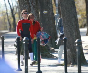 Maciej Musiał nad morzem z deską