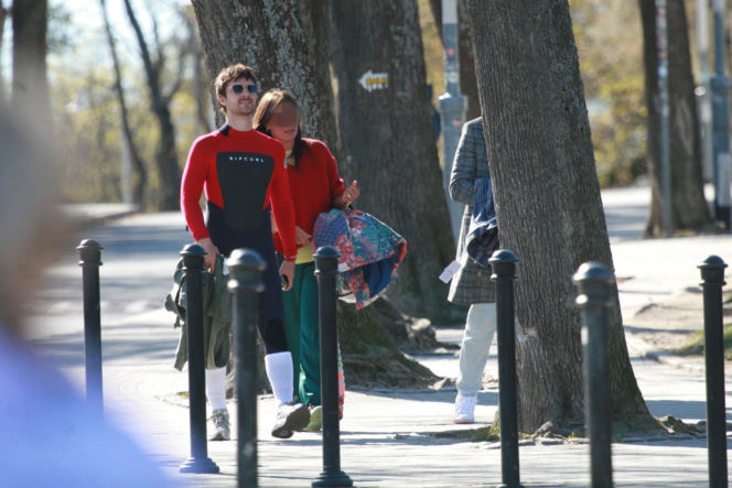 Maciej Musiał nad morzem z deską