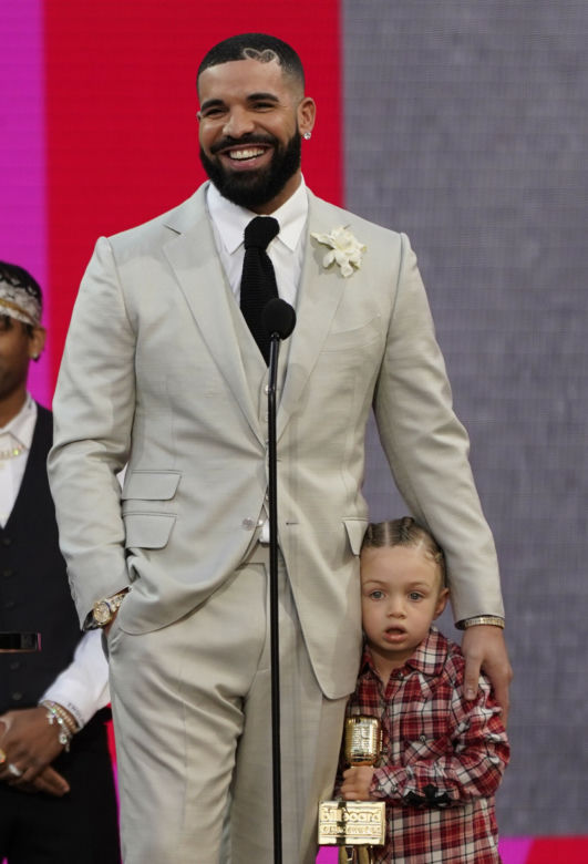 Drake z synkiem na gali Billboard Music Awards 2021