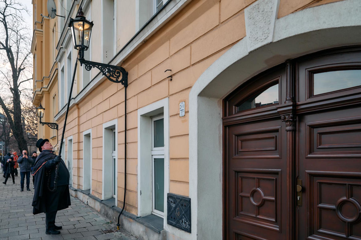 Wrocławski latarnik zapala 99 lamp gazowych