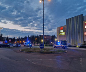 Niewybuchy w koszu i na trawniku pod galerią. Nocna akcja służb 